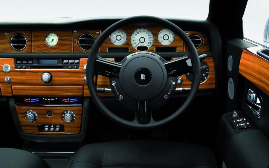  Rolls-Royce Phantom Silver Edition 2007 года  (фото 2 из 3)